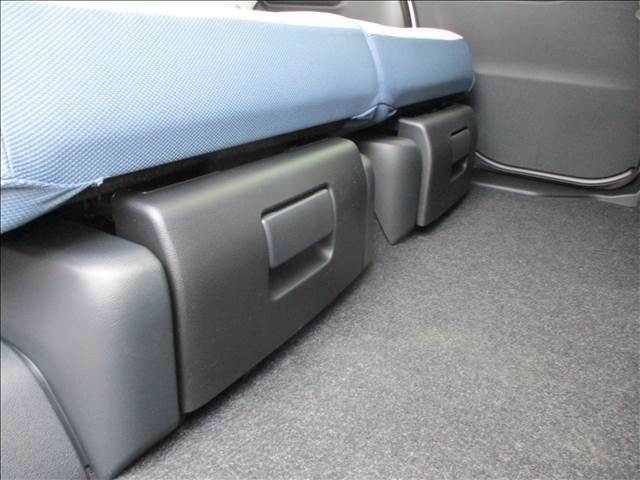 便利な後部席のシート下の収納スペース
