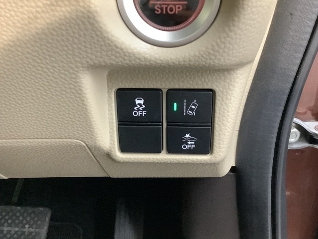 エンジンスタートスイッチの下には、Hondaセンシング用のVSA（ABS＋TCS＋横滑り抑制）解除スイッチとレーンキープアシストシステムなどのメインスイッチを装備しています。