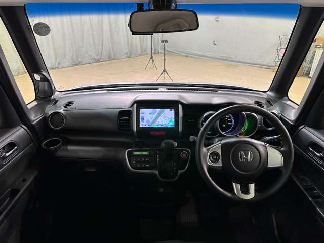 入庫時はスタッフが丁寧に洗車♪ご納車前には更にもう一度仕上げを行います♪オプションでプロによる内装クリーニングや大人気のボディーコーティング、鈑金修理なども格安で承ります。