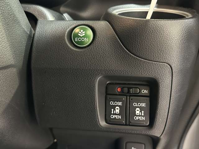 アイドリングストップ機能付いています。両側電動スライドドア装備車です。