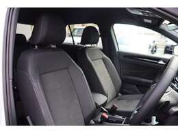 （運転席助手席）安全装備をオプションで追加するのは日本的発想。フォルクスワーゲン車はサイドエアバッグを全車標準で装備しております。