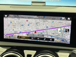 ●純正ナビ:一体感のあるナビは、高級感ある車内を演出してくれます。Bluetooth再生などオーディオ機能も充実しておりますので、運転もより楽しめます♪