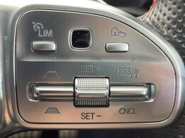 ●ディスタンスパイロットディストロニック：都市、郊外、高速道路などの走行時に、ステレオマルチパーパスカメラとレーダーセンサーにより、前走車を認識して速度に応じた車間距離を維持する次世代のクルコン！