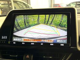 【バックカメラ】駐車時に後方がリアルタイム映像で確認できます。大型商業施設や立体駐車場での駐車時や、夜間のバック時に大活躍！運転スキルに関わらず、今や必須となった装備のひとつです！