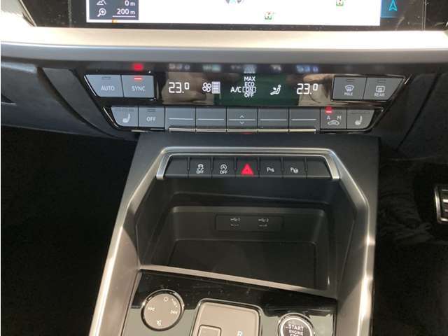 ここではお伝えしきれない装備や車両状態などの詳細をメールにてご説明させて頂きます。無料の《在庫お問合せ・お見積》ボタンをクリック頂くと、回答メールがお客様の元に届けられます！