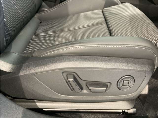 適度な硬さで長時間の運転でも疲れにくいシート設計です。