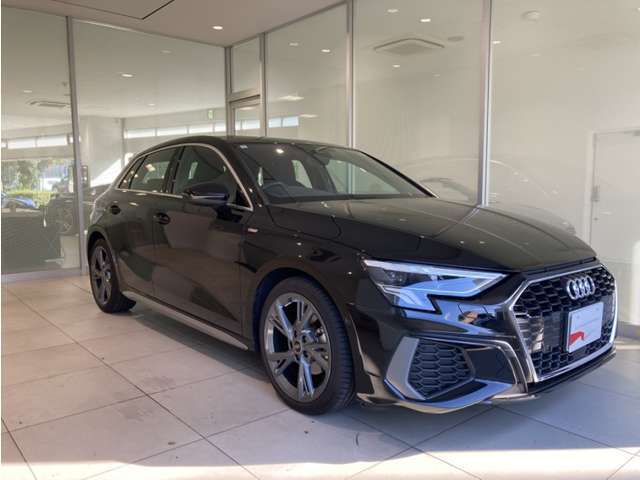 《Audi認定中古車》ならではのクオリティ、高度な訓練・教育を受けたAudi専門のメカニックがご納車前に100項目にも及ぶ精密な点検を行います。