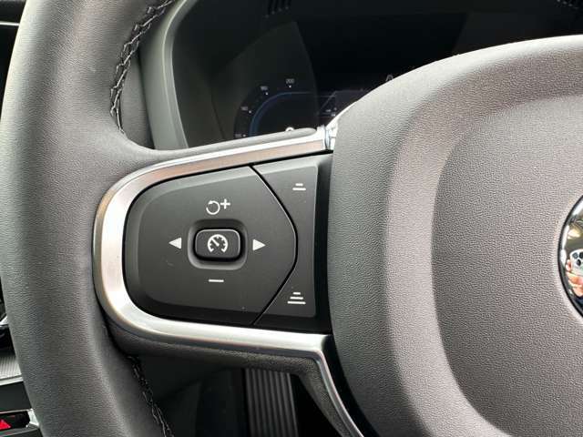 【ACC】先進の機能『アダプティブクルーズコントロール』も標準搭載。長距離の高速移動から渋滞時の低速走行時まで、手元のボタン操作ひとつで先行車両を自動追尾。安全・快適にお過ごしいただけます。