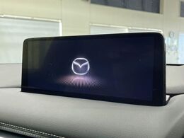 【10.25インチマツダコネクト】車内の雰囲気にマッチした大型ディスプレイ。スマホ接続でのナビ使用やBluetooth再生等、様々な機能が楽しめます。直感的なダイヤル操作が可能で、使い勝手も良好です。