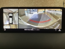 狭い場所での駐車やすれ違いなどでより的確な運転操作に役立つ360°ビューモニターが装備されています。