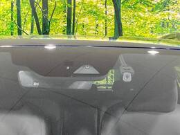 【i-ACTIVESENSE】走行中に前方の車両等を認識し、衝突しそうな時は警報とブレーキで衝突回避と被害軽減をアシスト。より安全にドライブをお楽しみいただけます。