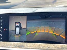 ●パノラミックビューモニター：専用のカメラにより、上から見下ろしたような視点で360度クルマの周囲を確認することができます☆死角部分も確認しやすく、狭い場所での切り返しや駐車もスムーズに行えます。