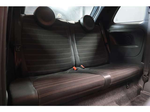 ●後席のスペースです！足元もゆったりくつろげるスペースが十分にありますね！長距離ドライブも楽チンです！
