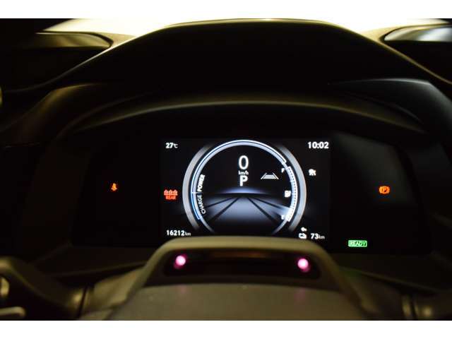 走行可能距離の常時表示に対応。また、電池残量計を％で表示。BEVモデル特有のモーター出力量や回生量の変化に対する現在の余剰電力量とあわせて、すぐれた視認性と表現力を実現しました。