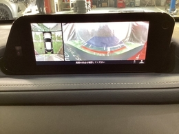 狭い場所での駐車やすれ違いなどでより的確な運転操作に役立つ360°ビューモニターが装備されています。