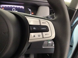 【アダプティブ・クルーズ・コントロール】予め設定した車速内でクルマが自動的に加減速。 前走車との適切な車間距離を維持しながら追従走行し、高速道路でのドライバーの疲労を軽減してくれる嬉しい機能付♪
