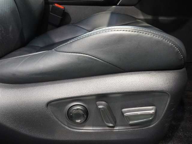 パワーシート搭載。微妙な調整が手軽にでき、ピッタリのポジションで運転することが可能です。