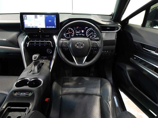 革巻きステアリングで快適な操作性の運転席です。