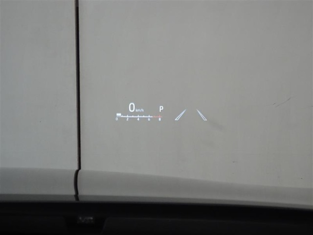 カラーヘッドアップディスプレイ付き。少ない視線移動で情報を確認できるので、運転の疲労軽減に繋がりますよ♪