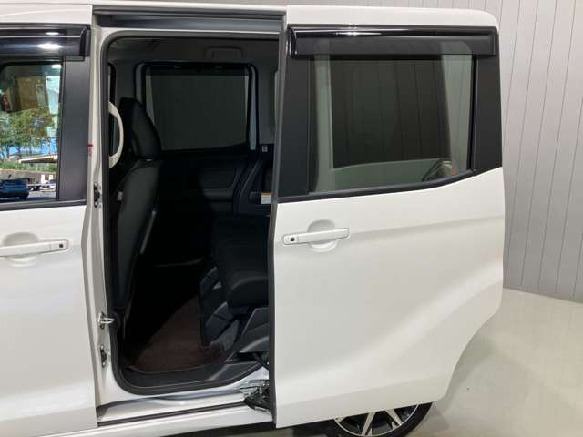 【両側オートスライドドア】子供を乗せたりするのにも隣のお車を気にせずストレスフリー★雨の日などはリモコンキーからドアの開閉ができとても便利な両側オートスライドドア★