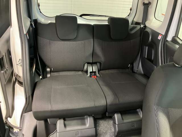 後席ロングスライド！運転席のママと後席の子供を接近させたり、後席の膝まわりを広げて背高パパもノビノビ♪