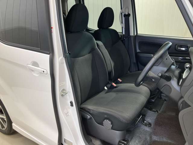 【運転席・助手席転席】運転席の足もともゆったりで長距離ドライブでも快適に★