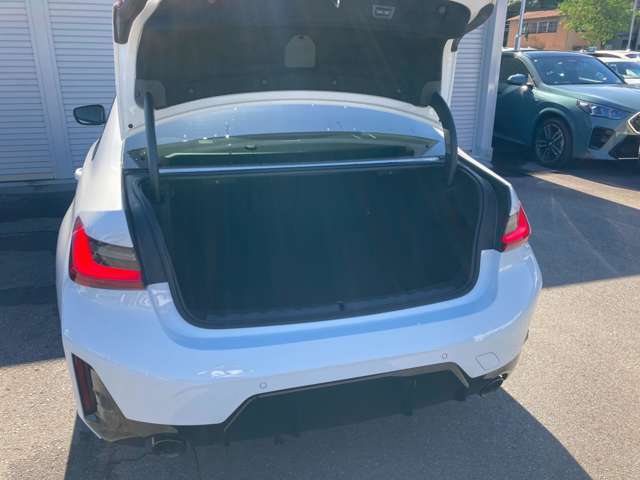 トランクは十分なスペースがございます。