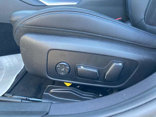 助手席にも電装シート付いております。