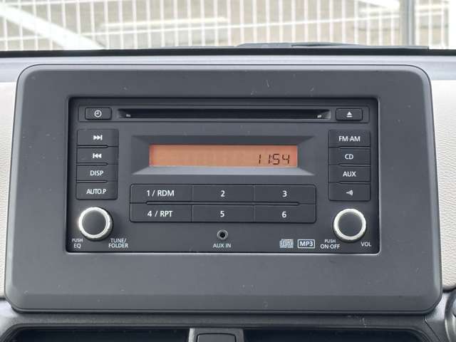 純正CDチューナー搭載♪AUX端子もありますので、トランスミッターなどを使用して携帯電話の音楽を再生することも可能◎ご希望であればナビを取り付けることも可能ですので、詳しくはスタッフまで！