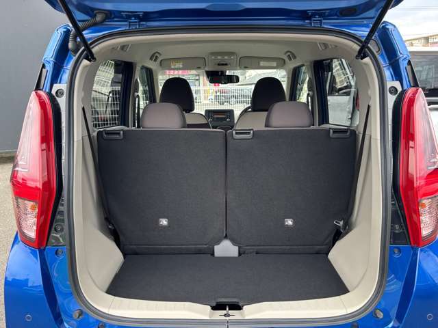 後部座席に座れる状態でも荷室はこれだけの広さがあるのでお出かけやお買い物にも重宝します。ついつい買い物しすぎても安心ですね♪