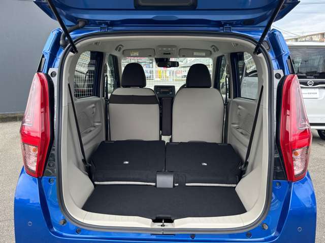 シートをすべて倒すとこんなに広々。たくさん荷物を積めます。これだけのスペースであればかなりの荷物が載せられます！