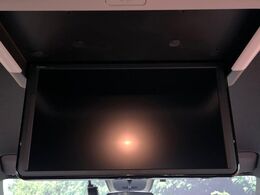 【フリップダウンモニター】大画面モニターで後席でもエンタメをお楽しみいただけます。小さなお子様にも大人気の装備です♪