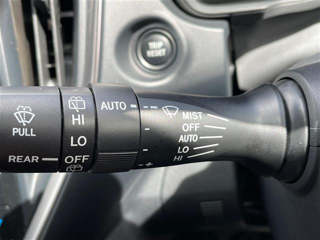 運転席操作部の画像です。店舗にて現車の確認もいただけますので、お電話で在庫のご確認の上是非ご来店くださいませ！！！ワクワクするクルマ選びをご提案します！