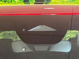 【スマートブレーキサポート】走行中に前方の車両等を認識し、衝突しそうな時は警報とブレーキで衝突回避と被害軽減をアシスト。より安全にドライブをお楽しみいただけます。