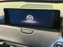 【12.3インチマツダコネクト】車内の雰囲気にマッチした大型ディスプレイ。スマホ接続でのナビ使用やBluetooth再生等、様々な機能が楽しめます。直感的なダイヤル操作が可能で、使い勝手も良好です。