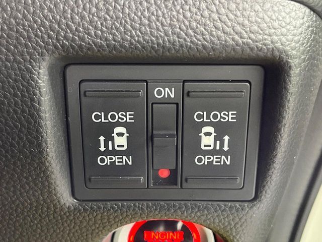 【両側パワースライドドア】スマートキーや運転席のスイッチで後席両側スライドドアの開閉が可能♪電動だから力を入れてドアを開ける必要が無く、小さなお子様でも簡単に開け閉めでき快適です♪