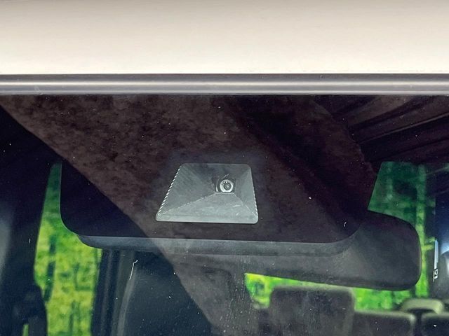 【ホンダセンシング】走行中に前方の車両等を認識し、衝突しそうな時は警報とブレーキで衝突回避と被害軽減をアシスト。より安全にドライブをお楽しみいただけます。