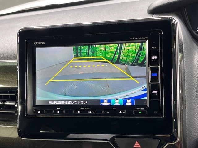【バックカメラ】駐車時に後方がリアルタイム映像で確認できます。大型商業施設や立体駐車場での駐車時や、夜間のバック時に大活躍！運転スキルに関わらず、今や必須となった装備のひとつです！