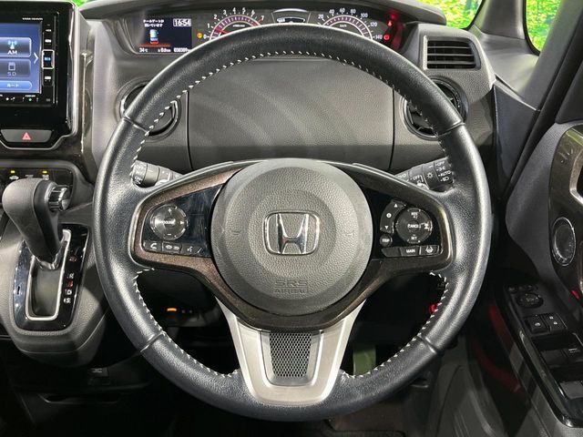 【純正革巻きステアリング】上質な革を使用することで、手にしっかり馴染みとても運転しやすいハンドルです♪
