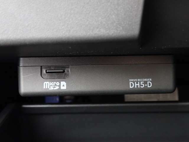 純正ナビゲーション連動ドライブレコーダー（DH5-D）が装備されています。