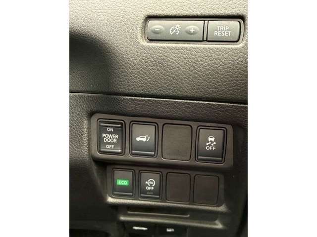 電動リヤゲート操作も運転席から可能です
