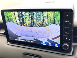 【バックカメラ】駐車時に後方がリアルタイム映像で確認できます。大型商業施設や立体駐車場での駐車時や、夜間のバック時に大活躍！運転スキルに関わらず、今や必須となった装備のひとつです！