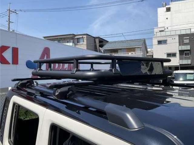 ルーフには純正オプションのルーフキャリアが取り付けられています