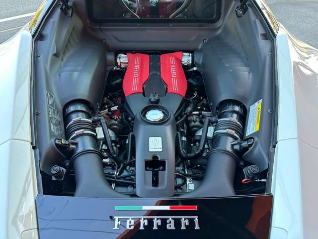 フェラーリエンジン3.9リッターV8　DOHC　32バルブ　ツインターボ！ハイ出力670ps（492kW）/8000rpmハイトルク77.5kgm（760Nm）/3000rpm（カタログ値）！