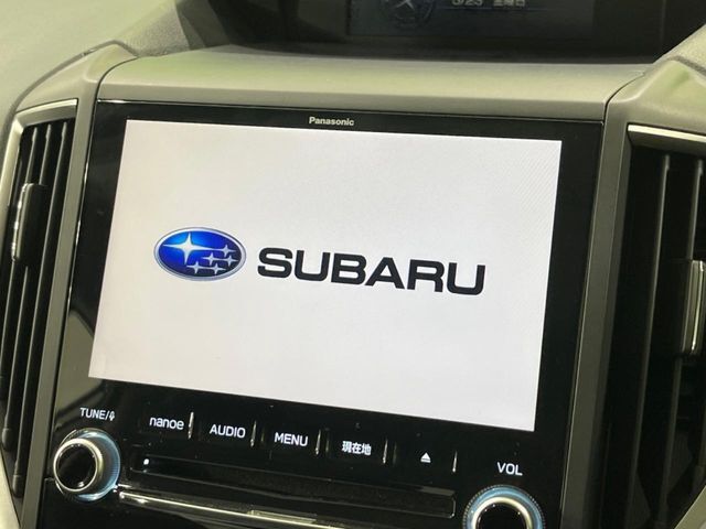 【純正ナビ】人気の純正ナビを装備しております。ナビの使いやすさはもちろん、オーディオ機能も充実！キャンプや旅行はもちろん、通勤や買い物など普段のドライブも楽しくなるはず♪