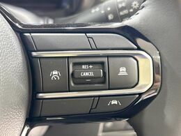 【アダプティブクルーズコントロール】高速道路での長距離走行が楽に！！自動で速度を保つクルーズコントロールが、衝突軽減システムと連携し、前方の車両を感知して車間を保つように速度調節してくれます！！