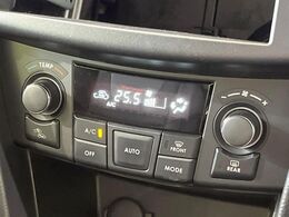 【オートエアコン】一度お好みの温度に設定すれば、車内の温度を検知し風量や温度を自動で調整。暑い…寒い…と何度もスイッチ操作をする必要はありません。快適な車内空間には必須の機能ですね♪