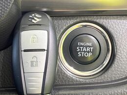 【キーレススタートシステム】カバンやポケットに入れたままでもドアの施錠・解錠が可能なスマートキーを装備。エンジンのオン・オフ時もカギを取り出す必要が無いからとっても便利です♪