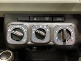 寒い冬も暑い夏も全席に快適な空調を届けてくれる、ダイヤル式エアコンを装備♪