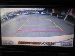 バックが苦手な方は必見！ライン表示付きのバックモニターが障害物を映し出してくれます！